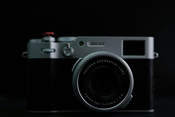 Understanding the Difference Between a Rangefinder and an SLR Camera